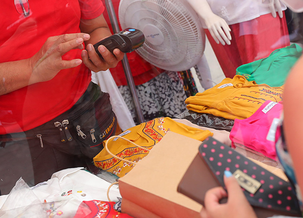 Vendor using handheld point of sale system